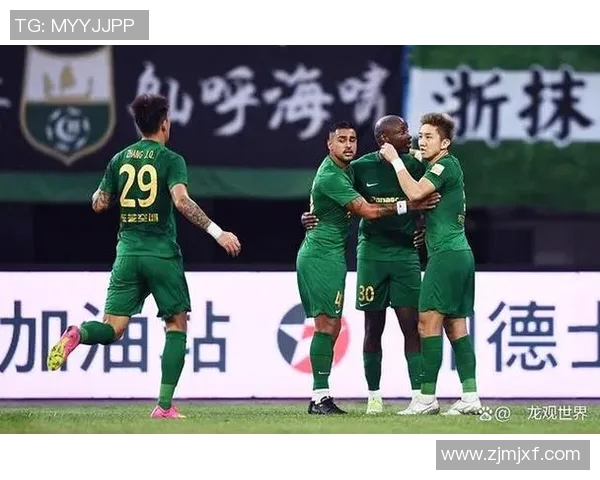 上海足球队在邀请赛中的灵活战术与团队配合表现分析